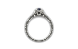 Witgoud ring gezet met saffier en diamant.